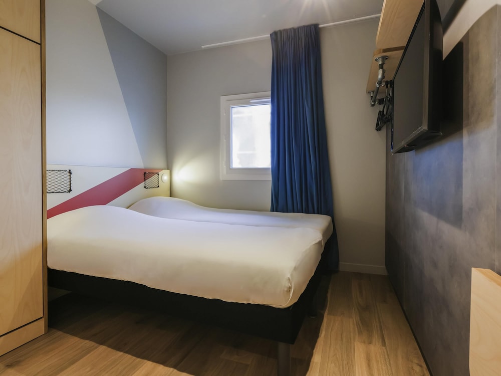 ROOM, 3 BEDS