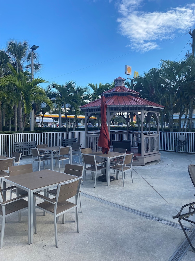 Days Inn & Suites By Wyndham Bonita Springs North Naples 18/28