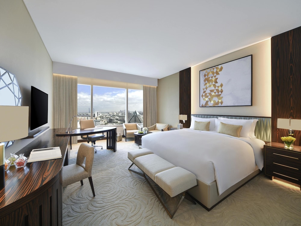 DELUXE, KING BED