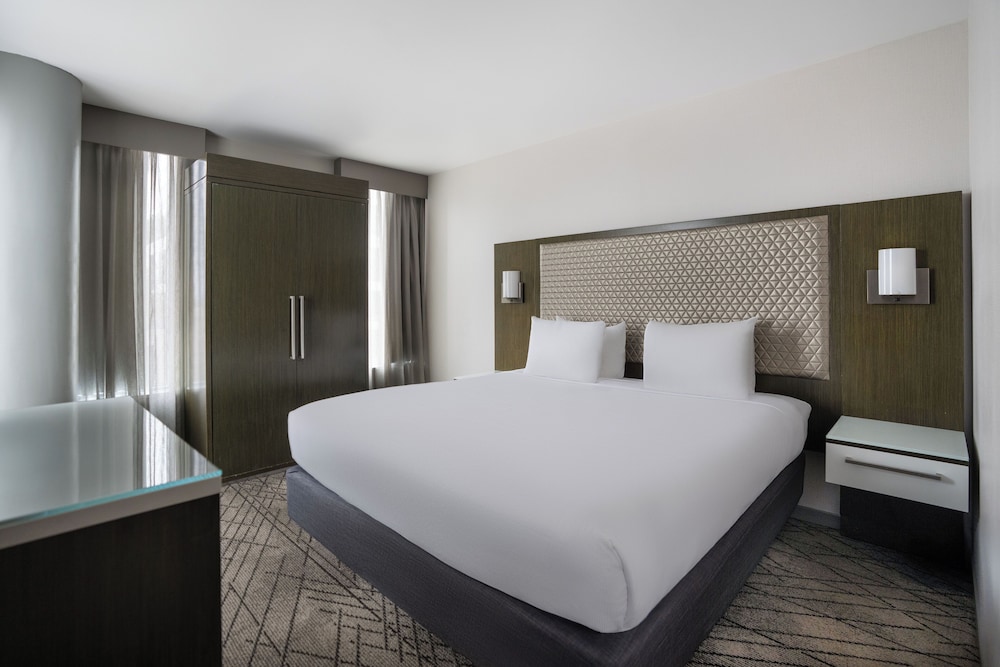 1 BEDROOM, SUITE, KING BED, SOFA
