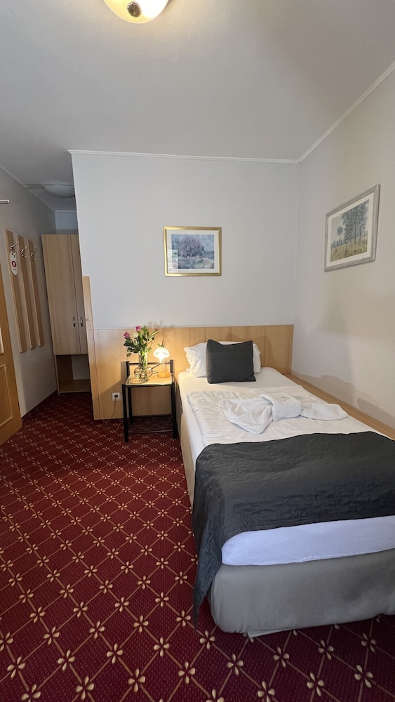 ROOM, SINGLE