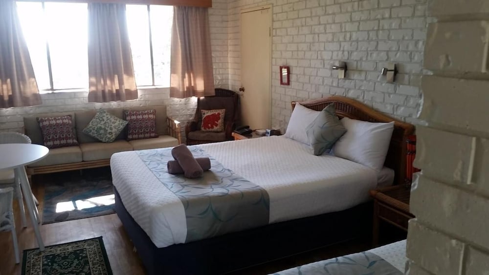 Holland Park Motel 12/33