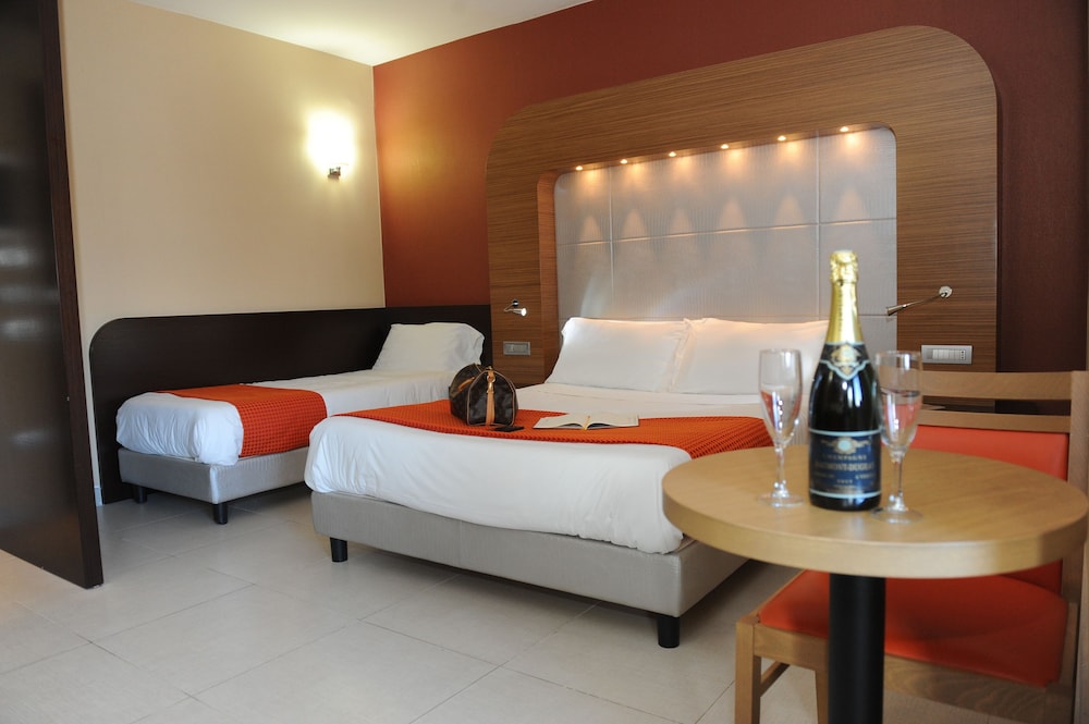 غرفة ديلوكس ثلاثية بسرير مزدوج وسرير فردي، Hotel Ristorante La Campagnola 2/3