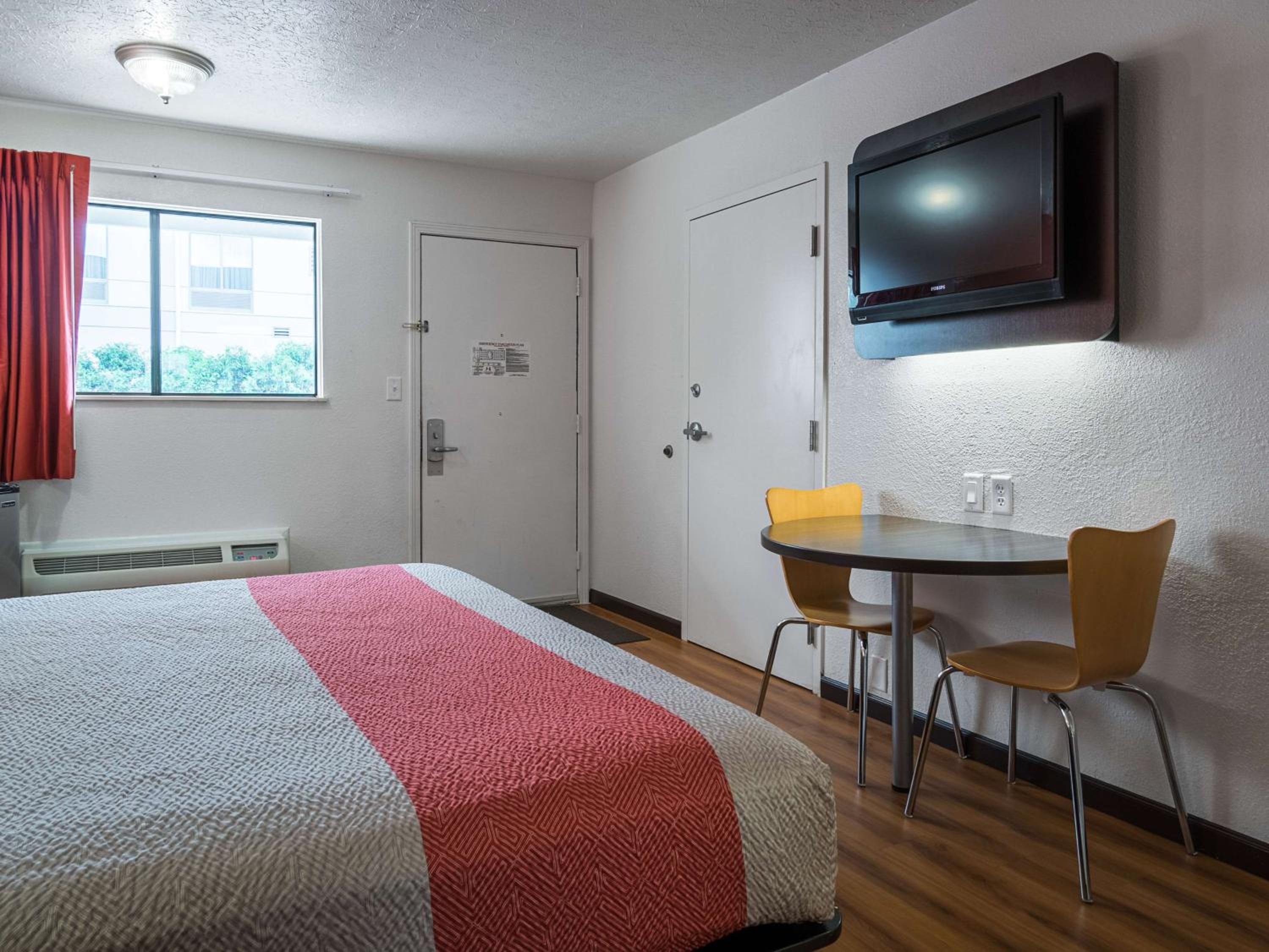 غرفة بسرير كينج، Motel6 Columbus, OH - OSU 5/9