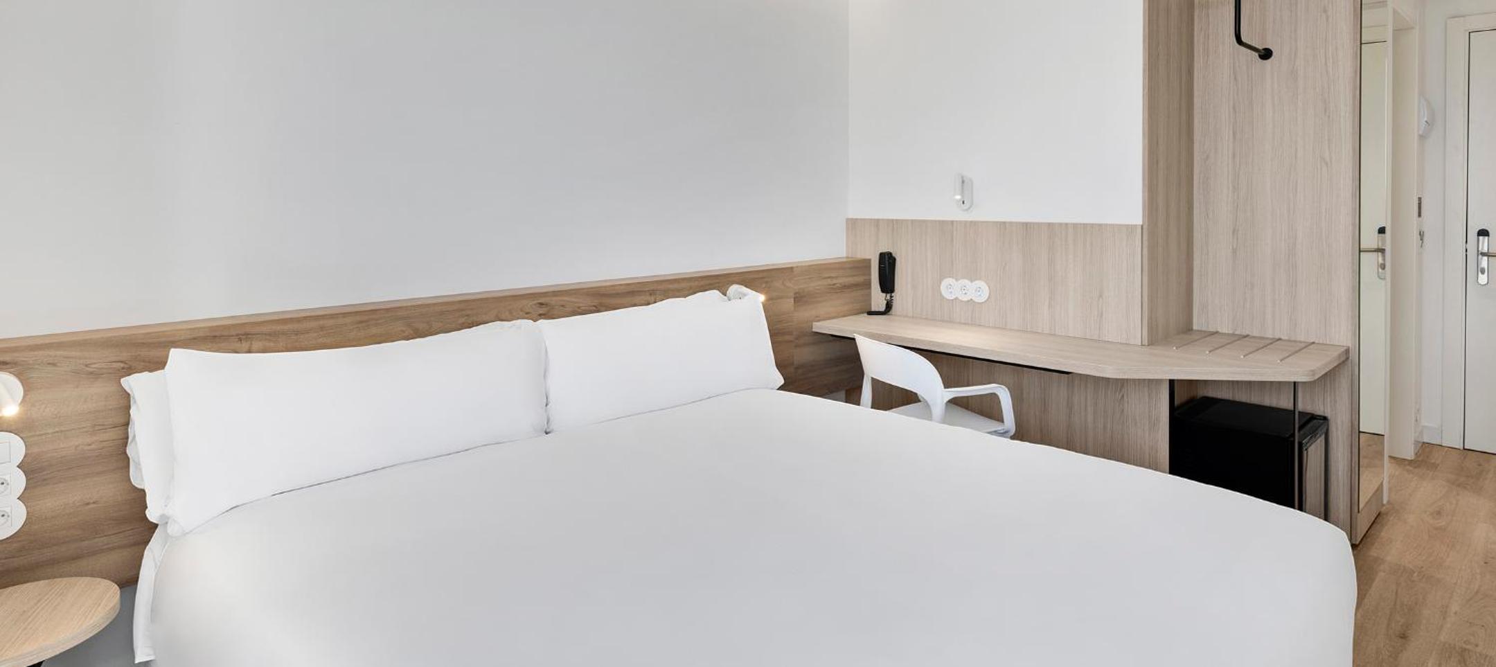 ROOM, DOUBLE BED