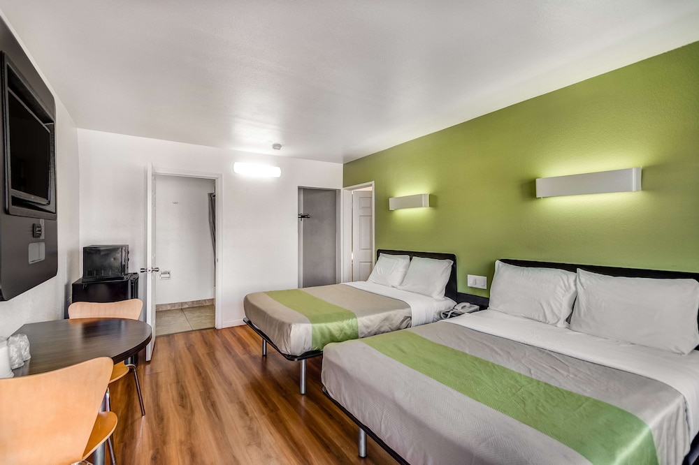 Motel6 Visalia, CA 22/50