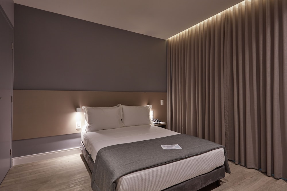 Flix Hotel 8/22