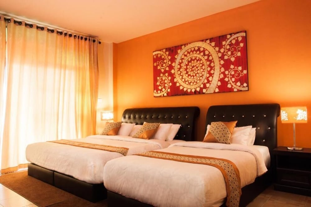Deluxe, Triple, 1 King and 1 Single Beds