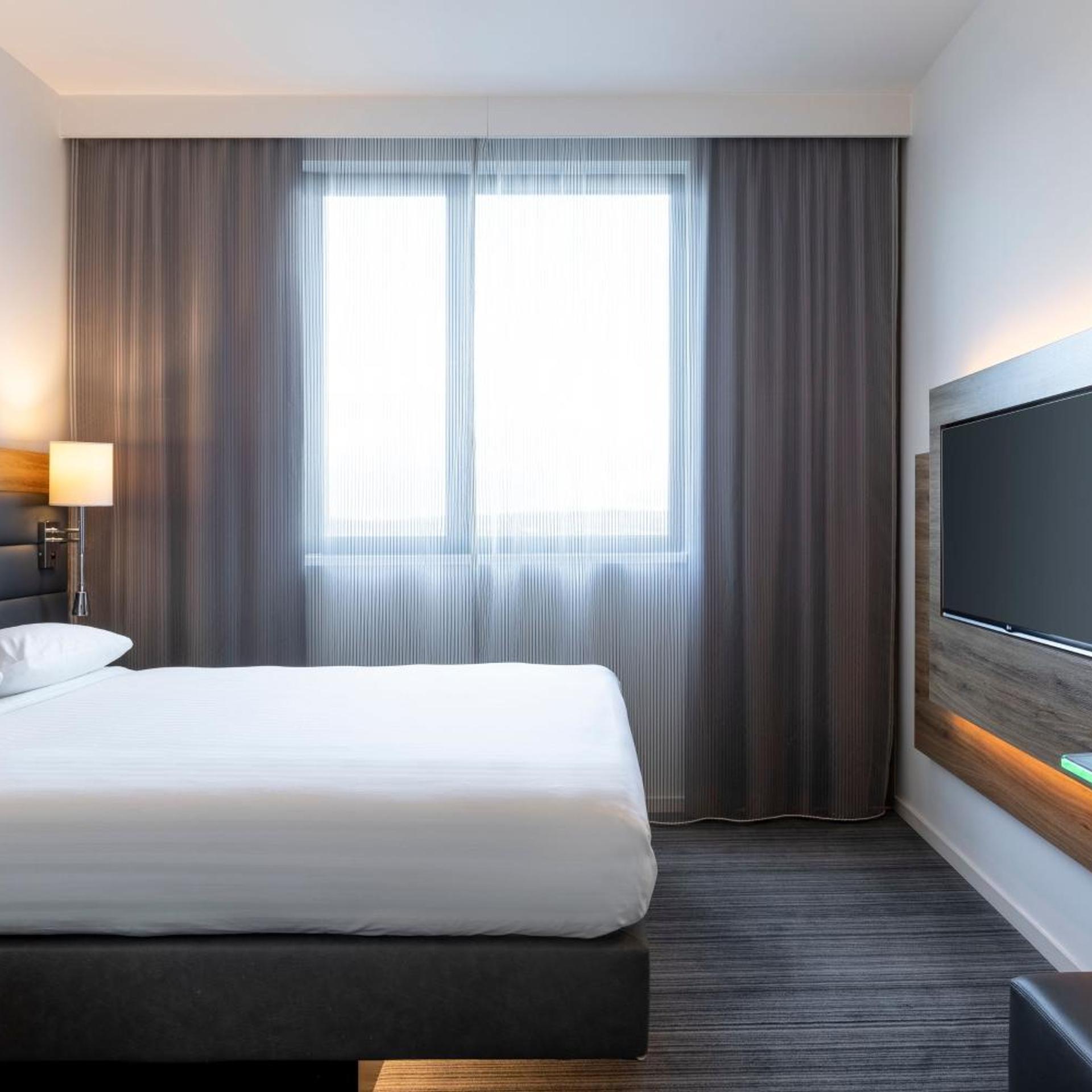 Moxy, Queen Bed