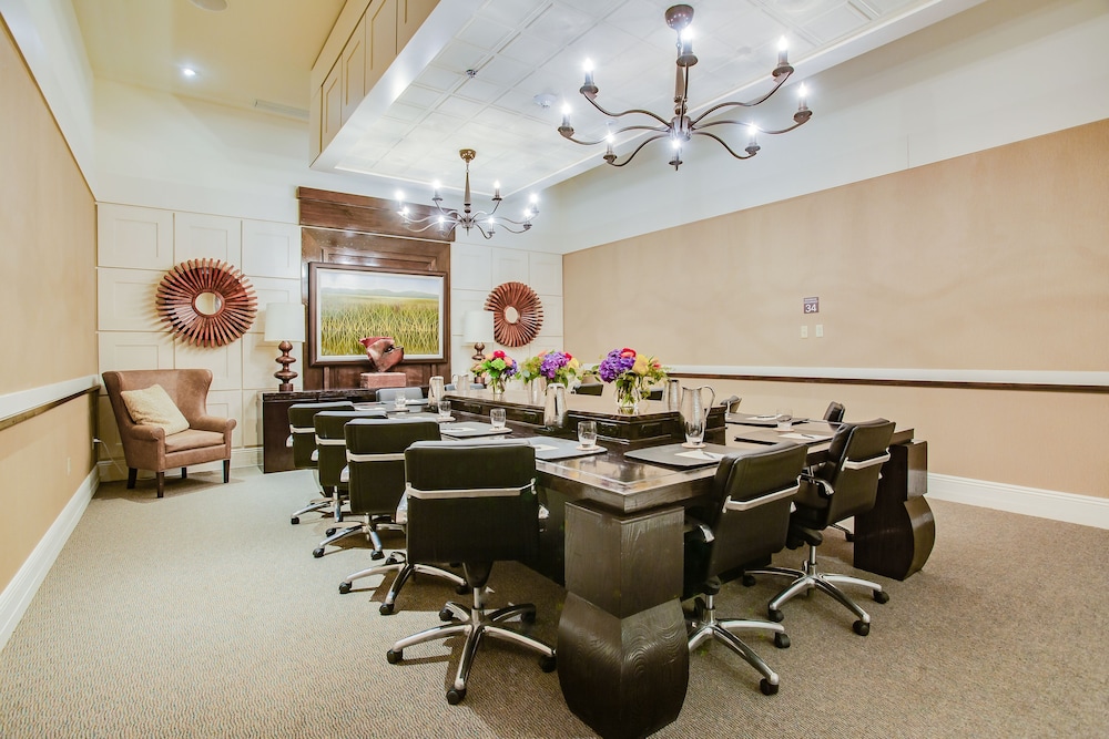Overton Hotel And Conference Center 60/66