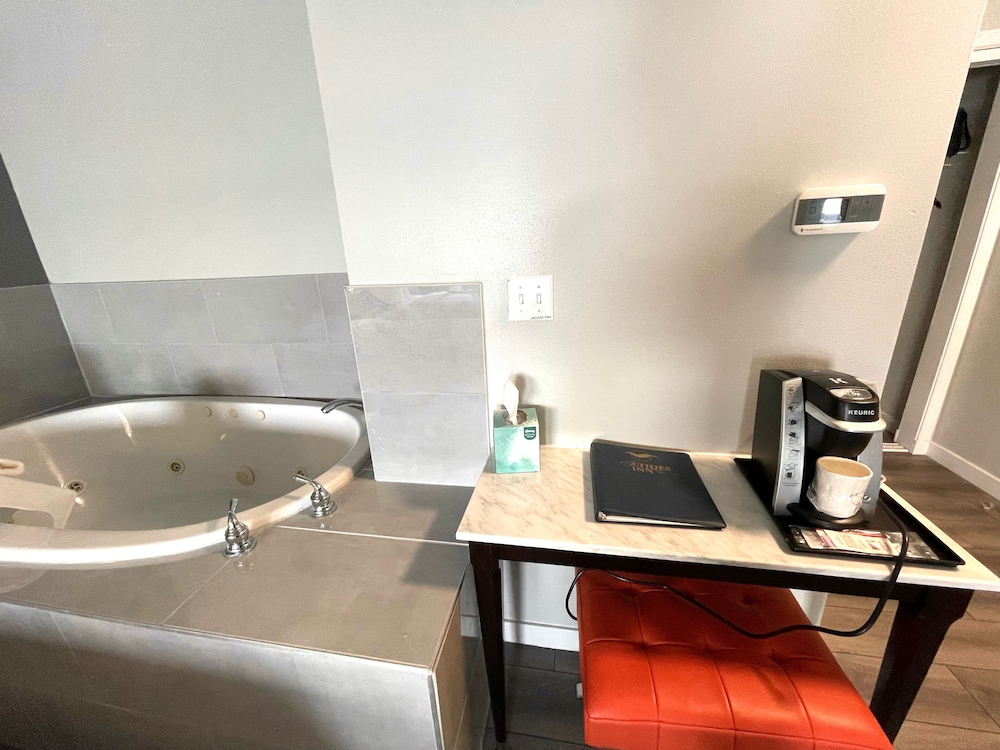 Tides Inn Suites 33/75