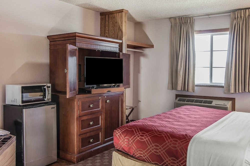 Econo Lodge Inn & Suites Madras 21/41