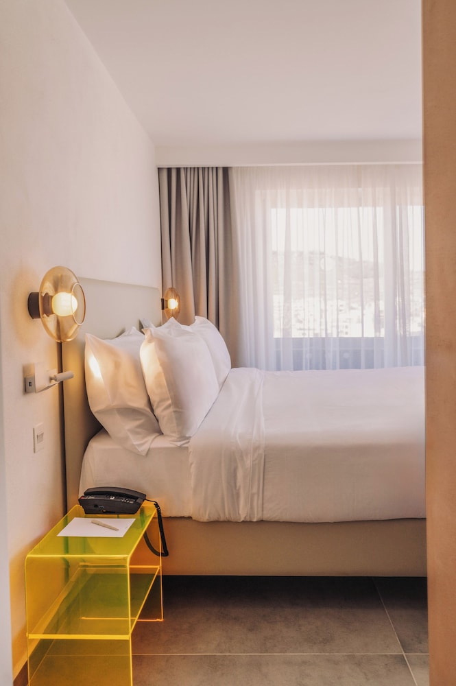 غرفة متصلة بسرير مزدوج وسريرين منفصلين بإطلالة على البحر، Hotel Ben Marsalforn Affiliated by Melia 2/7