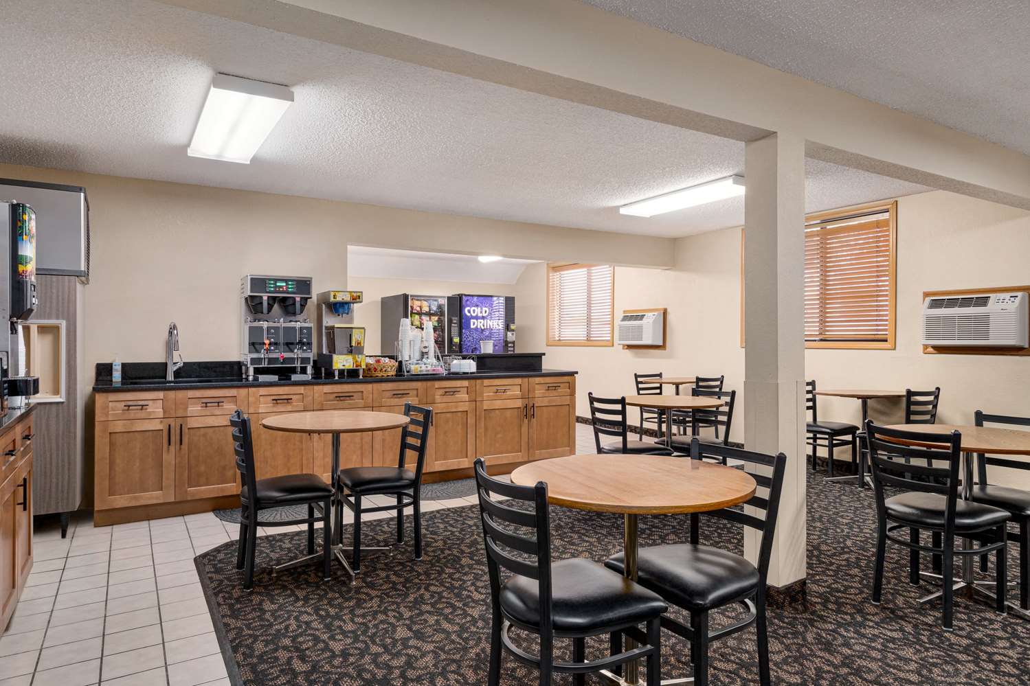 Super 8 by Wyndham Lincoln North 15/32