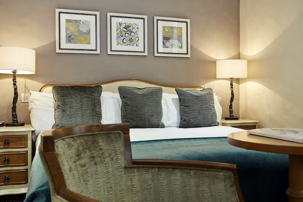 SIR CHRISTOPHER WREN HOTEL AND SPA 41/84