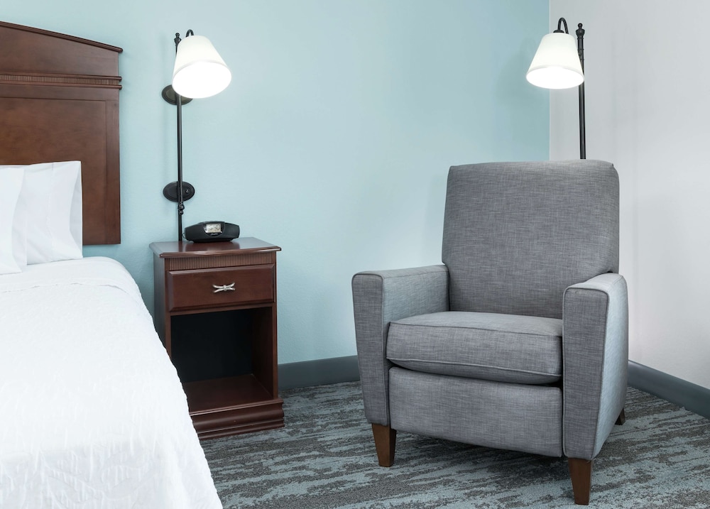 Hampton Inn And Suites Rochester North 30/42