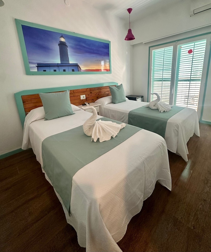 ROOM, TWIN BEDS