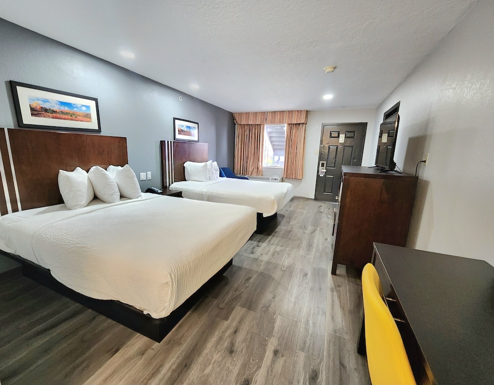 جناح عائلي بسرير كينج وسريرين كوين بغرفتي نوم بمطبخ، Days Inn & Suites by Wyndham Winnie 4/8