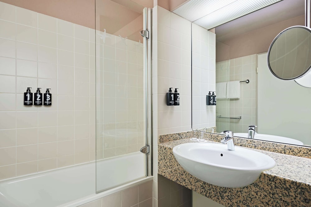 Lindner Hotel Dusseldorf Airport, part of JdV by Hyatt 74/75