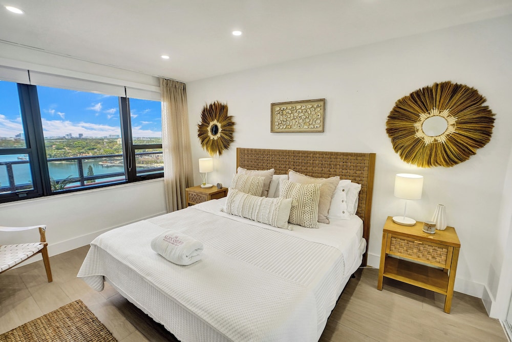 Beach, Retreat, Luxury, King Bed, 2 Queen and Twin Beds, Bay View