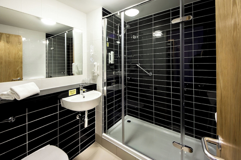 Holiday Inn Express Manchester Airport 72/74