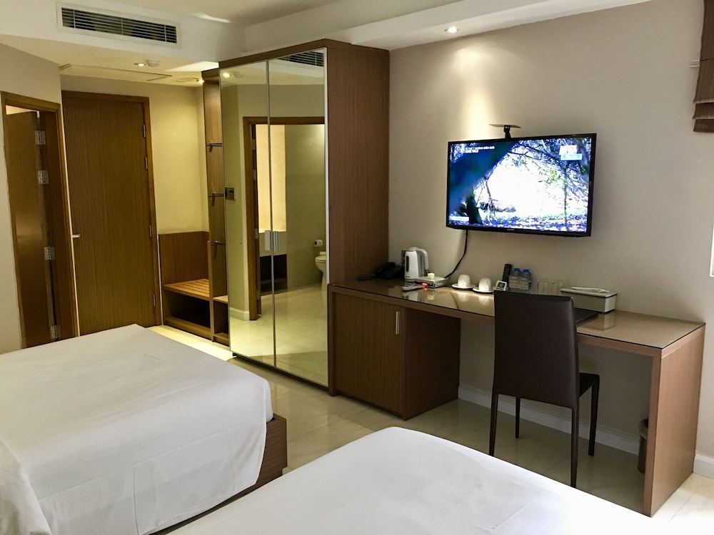 The Luxe Hotel 21/50