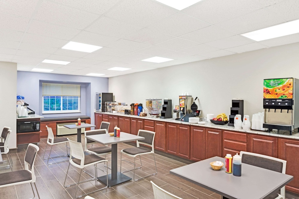 Microtel Inn & Suites by Wyndham Urbandale/Des Moines 37/47