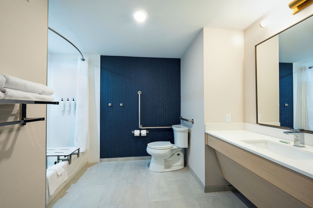 Fairfield Inn & Suites by Marriott North Bay 50/50