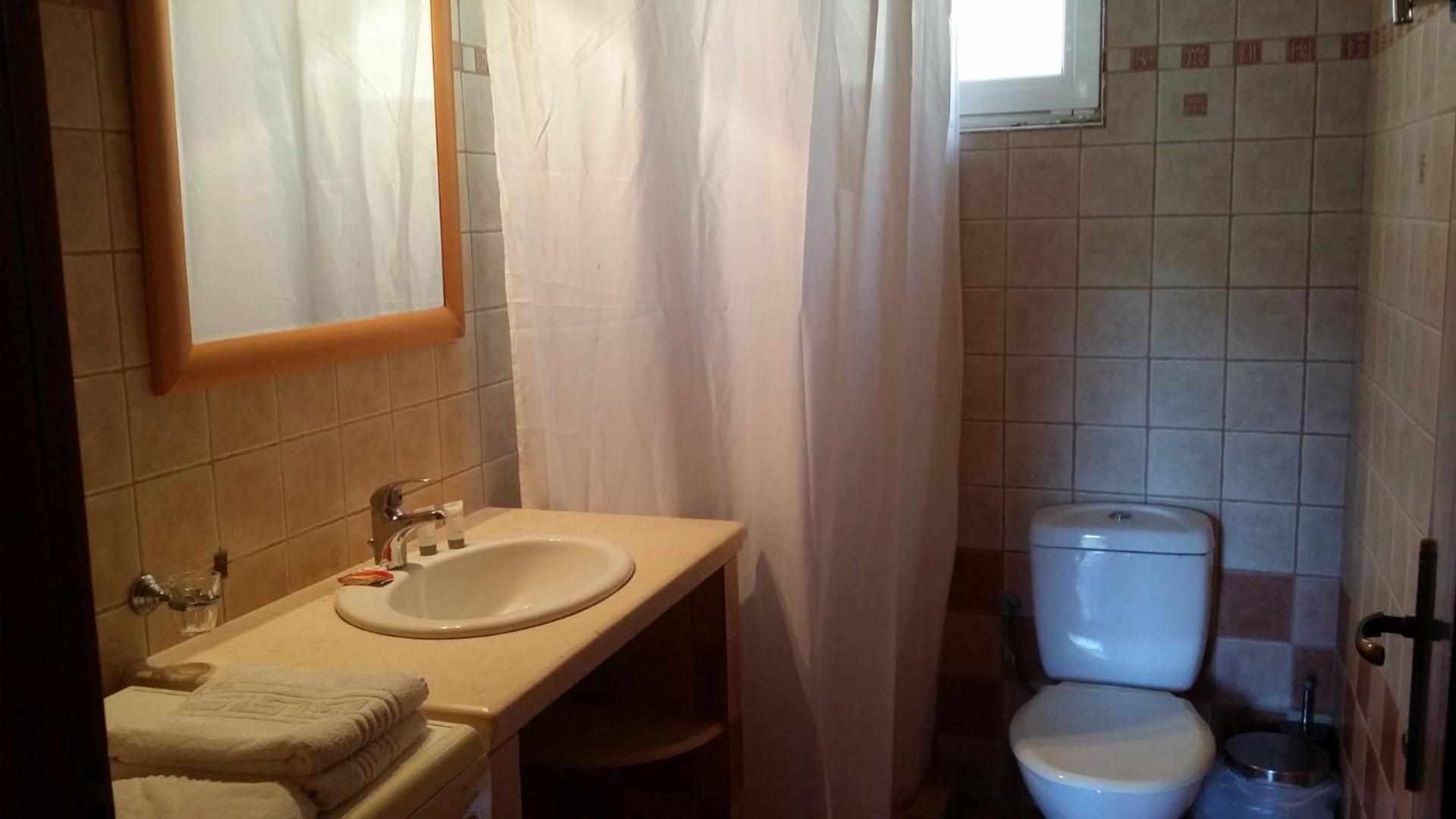 2 Bedrooms, House