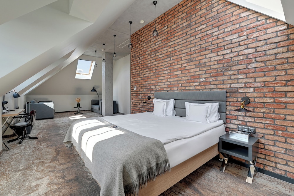 ROOM, TOP FLOOR