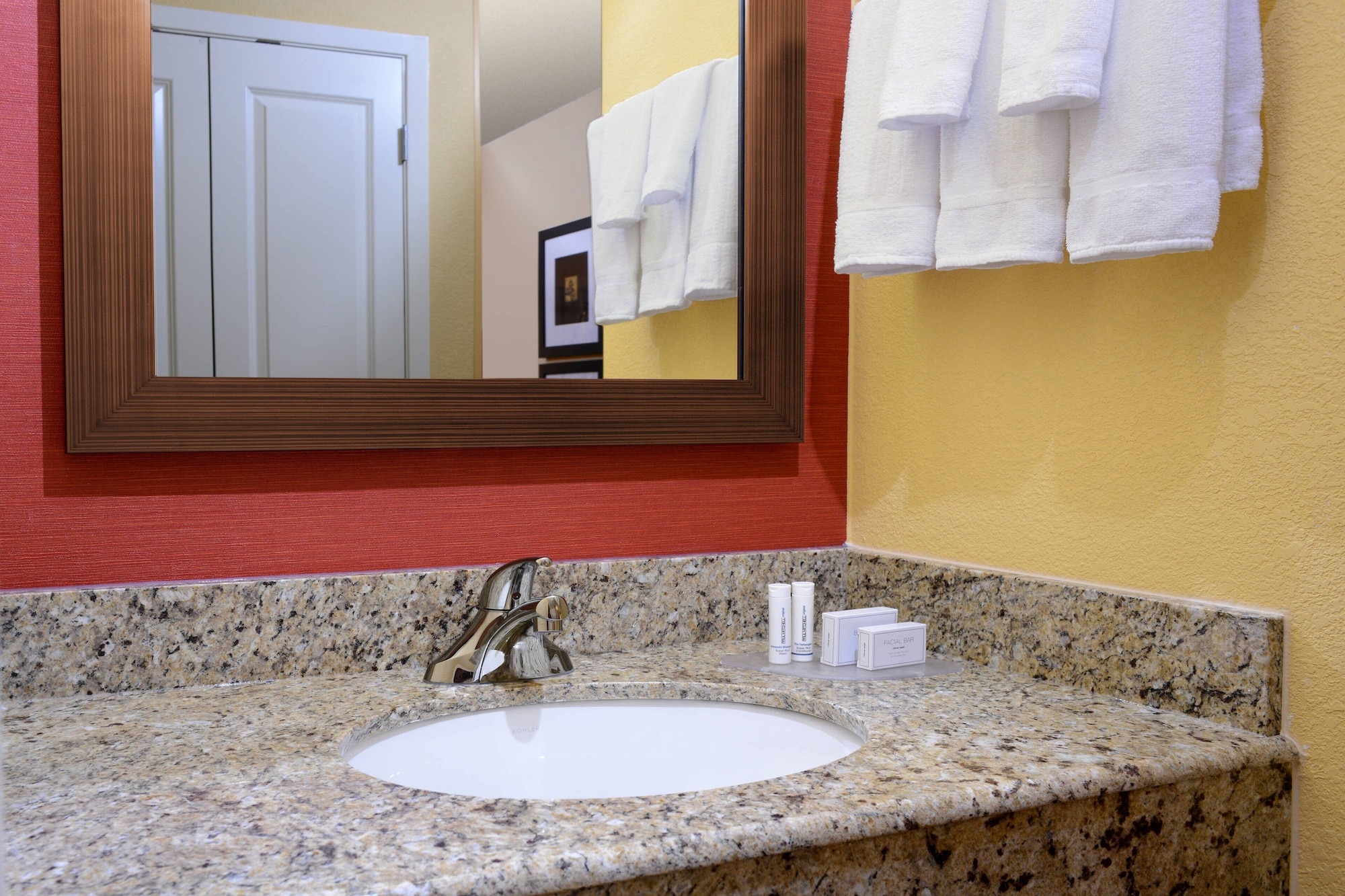 غرفة بسرير كينج بشرفة مع أريكة، Courtyard By Marriott Plano Legacy Park 4/6