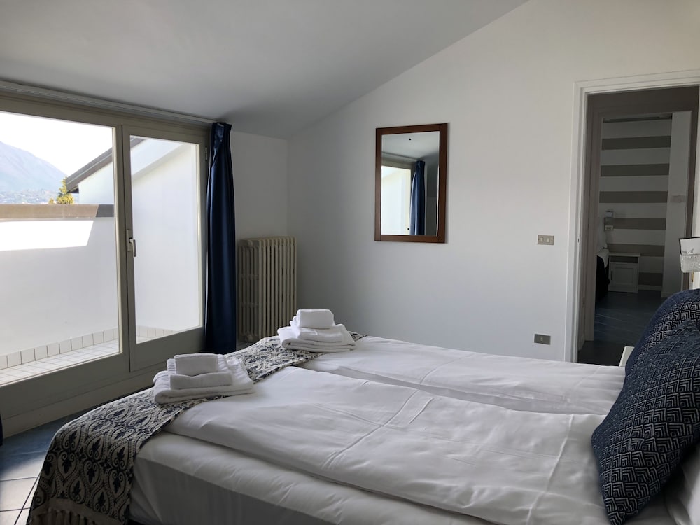 2 Bedrooms, Family, Queen and Twin Beds, Lake View