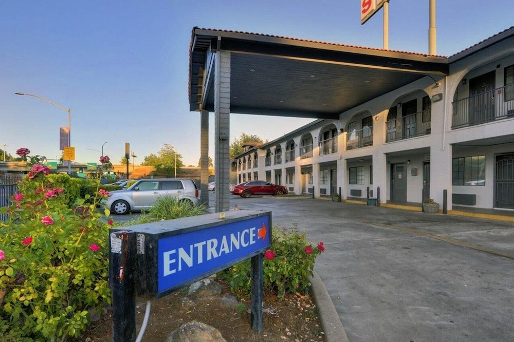 Crossroads Inn 5/39