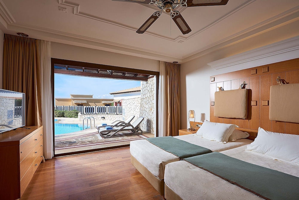 Suite, Twin Beds, Shared Pool, Sofa