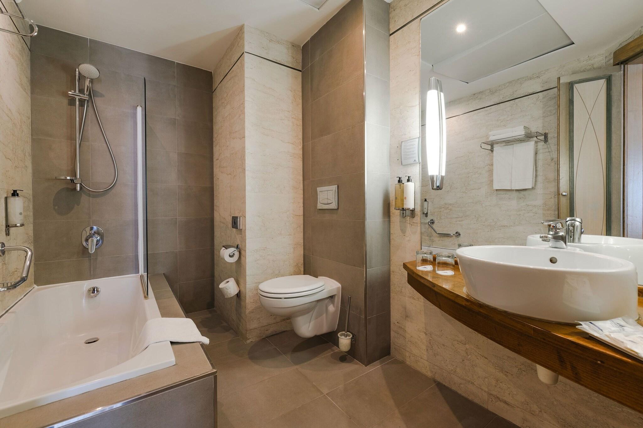 غرفة بسريرين، Maritim Antonine Hotel and Spa Malta 5/5