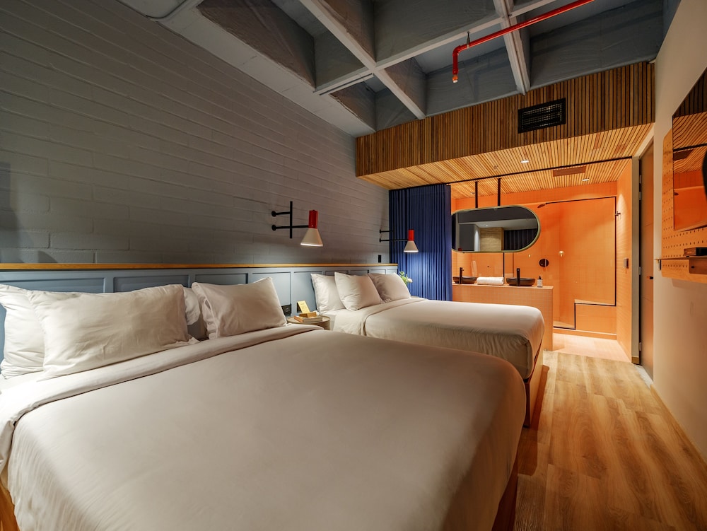 STANDARD, 2 DOUBLE BEDS
