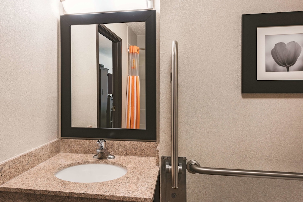 La Quinta Inn & Suites by Wyndham Norwich-Plainfield-Casino 17/33