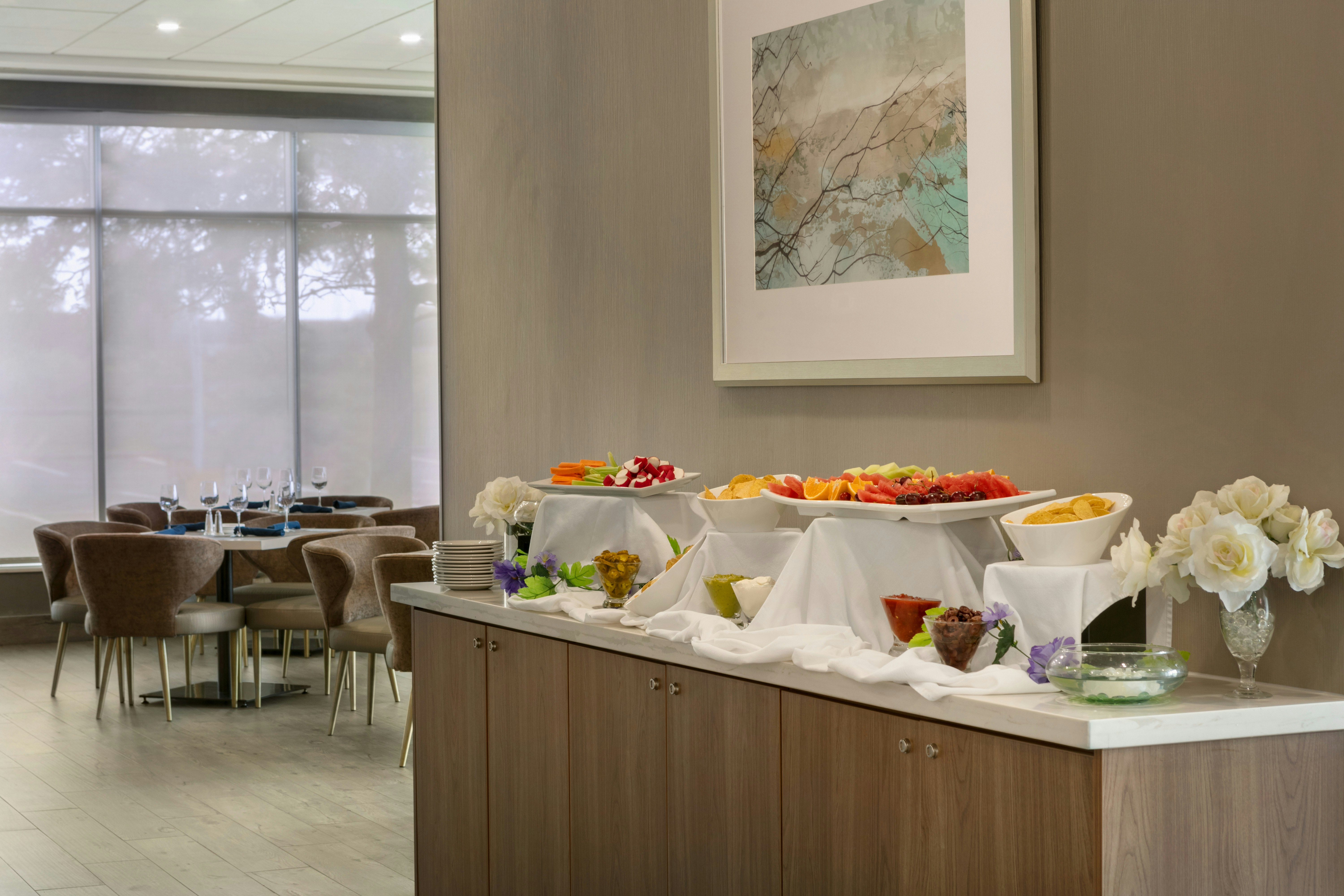 Embassy Suites By Hilton Montreal Airport 16/23