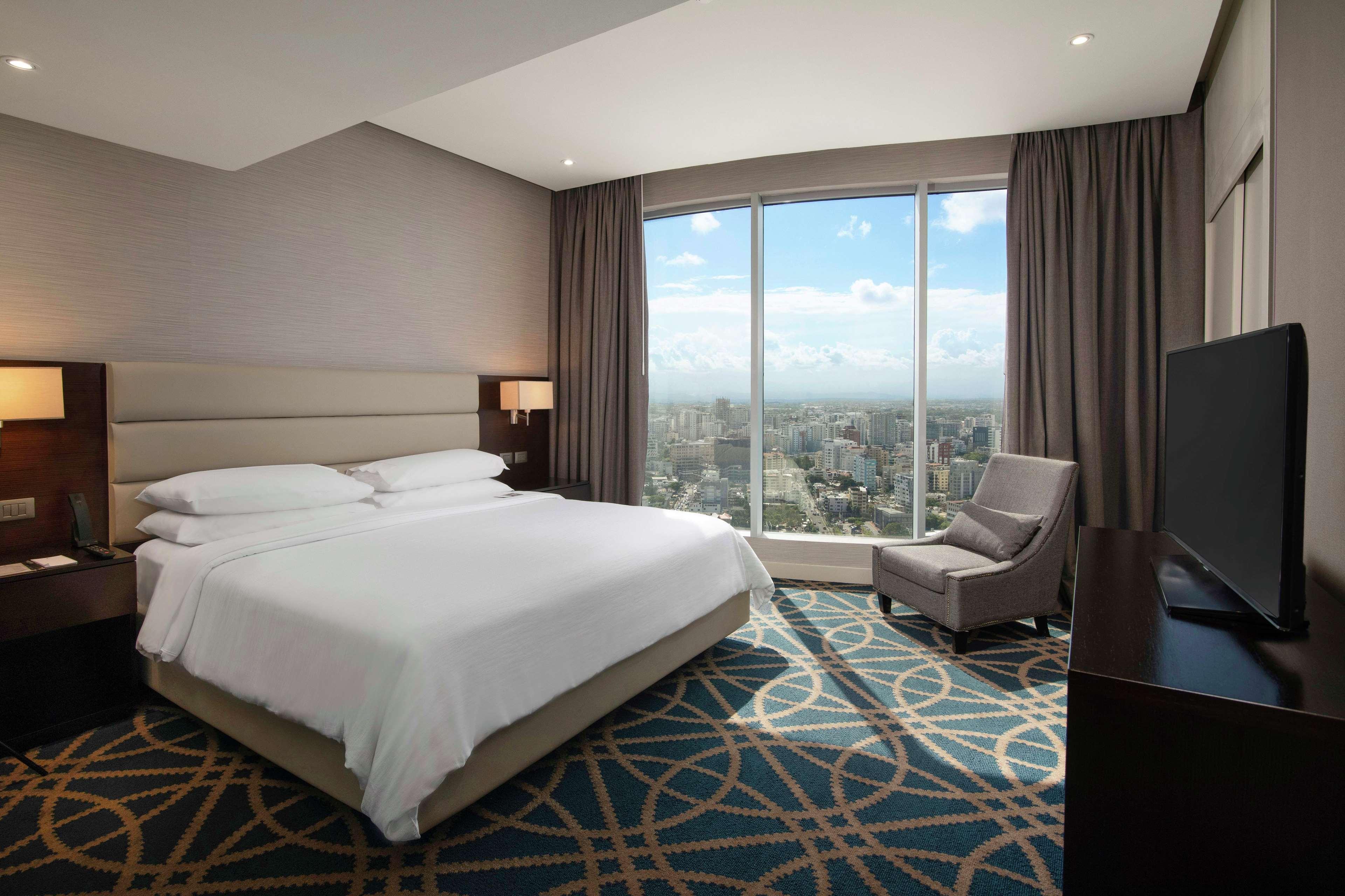 1 BEDROOM, SUITE, KING BED, CITY VIEW, CORNER