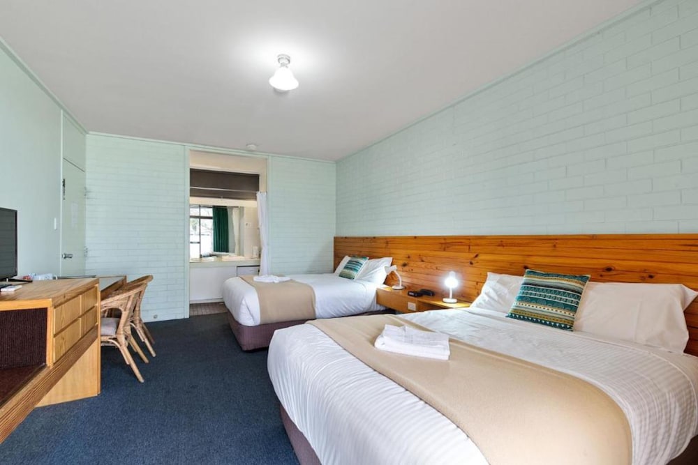 The Wine Vine Hotel 12/61