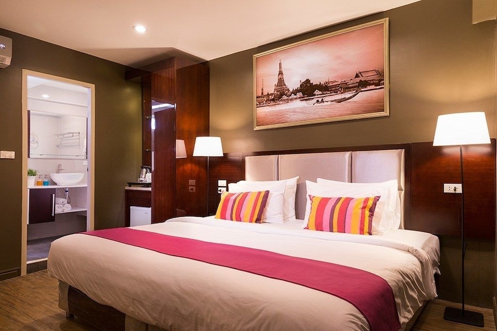 Ratchada Point Hotel 11/57