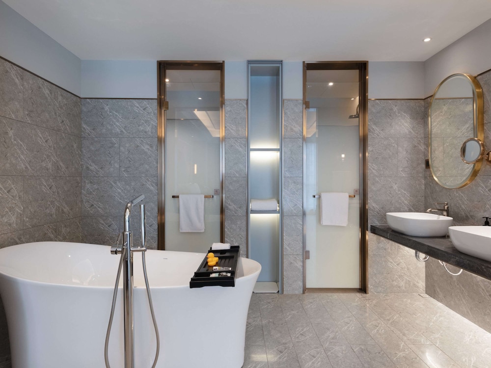 PRIVILEGE, SUITE, KING BED