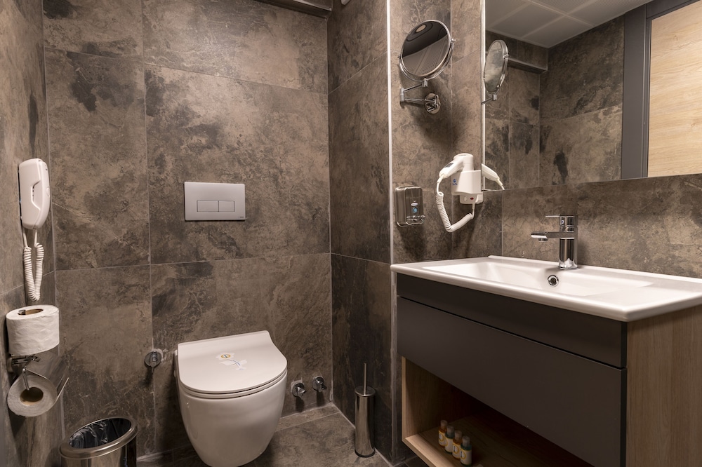 Irenic Hotel 48/49