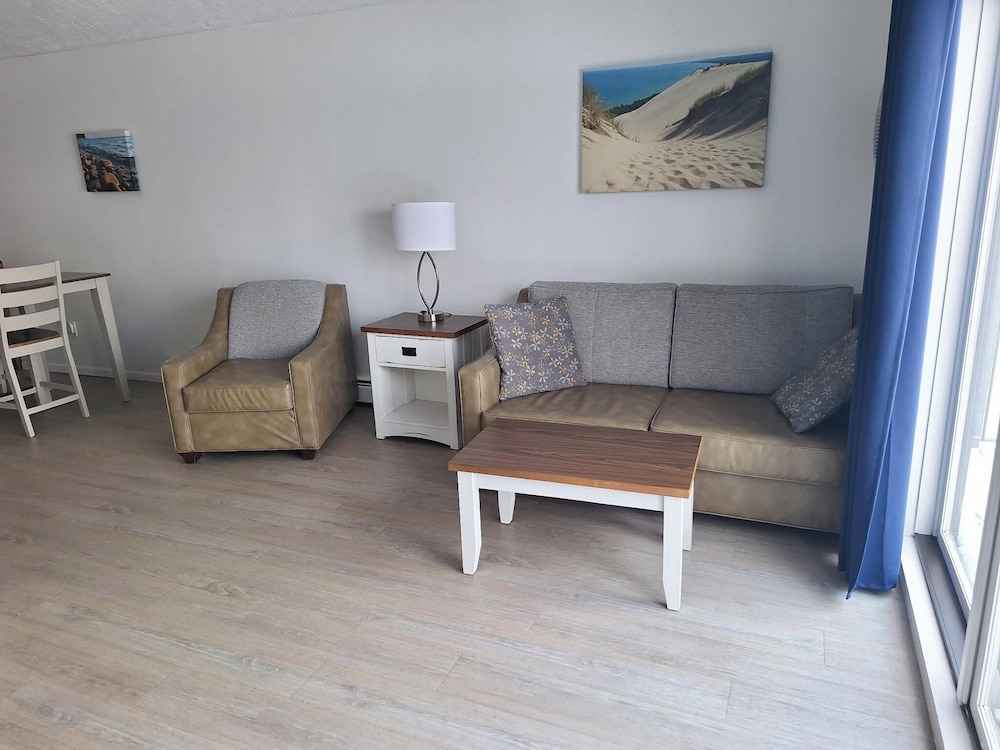 Pointes North Beachfront Hotel 50/72