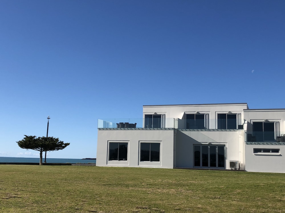 East Pier Hotel 24/26