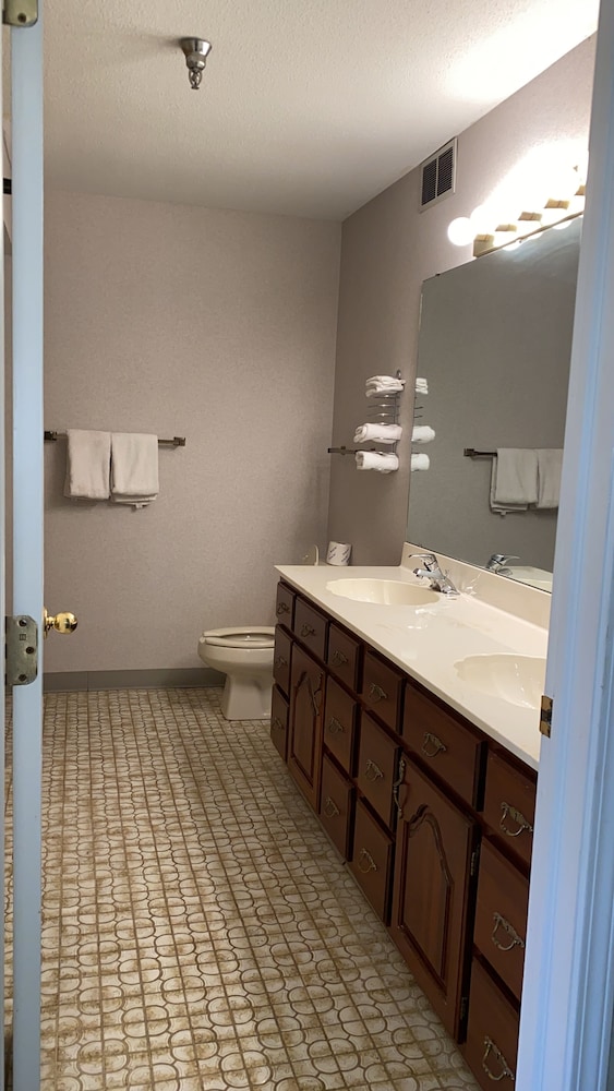 Surrey Inn Hotel 12/61