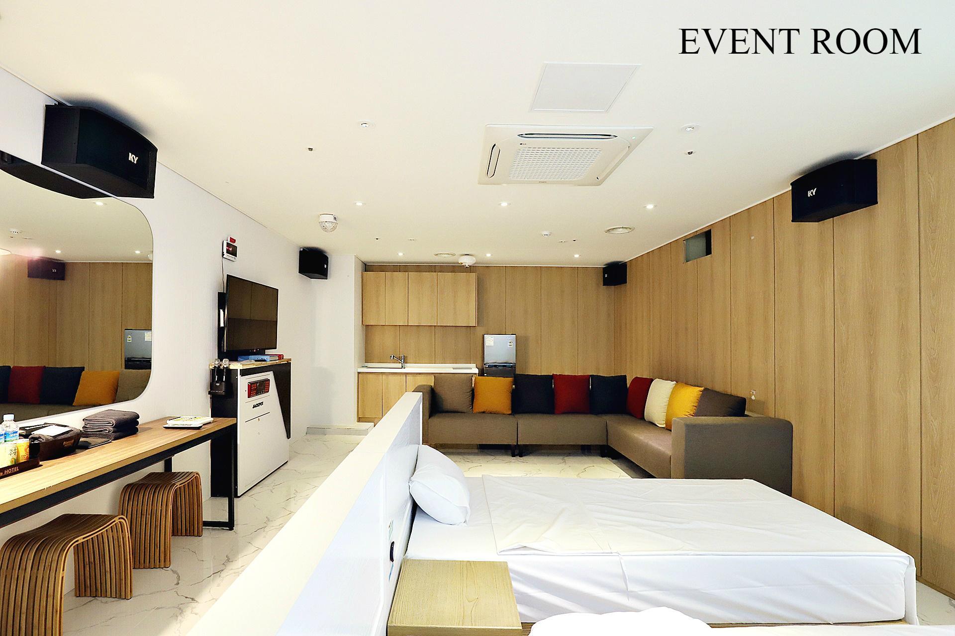 Room, 2 King Beds, Sofa