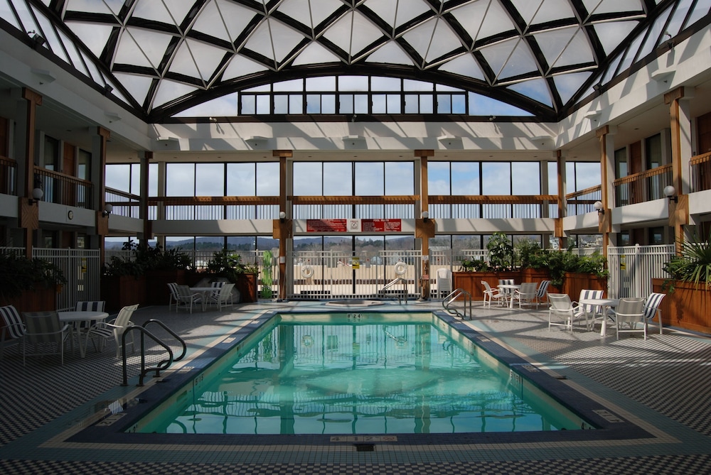 Holiday Inn Suites Pittsfield Berkshires 43/80