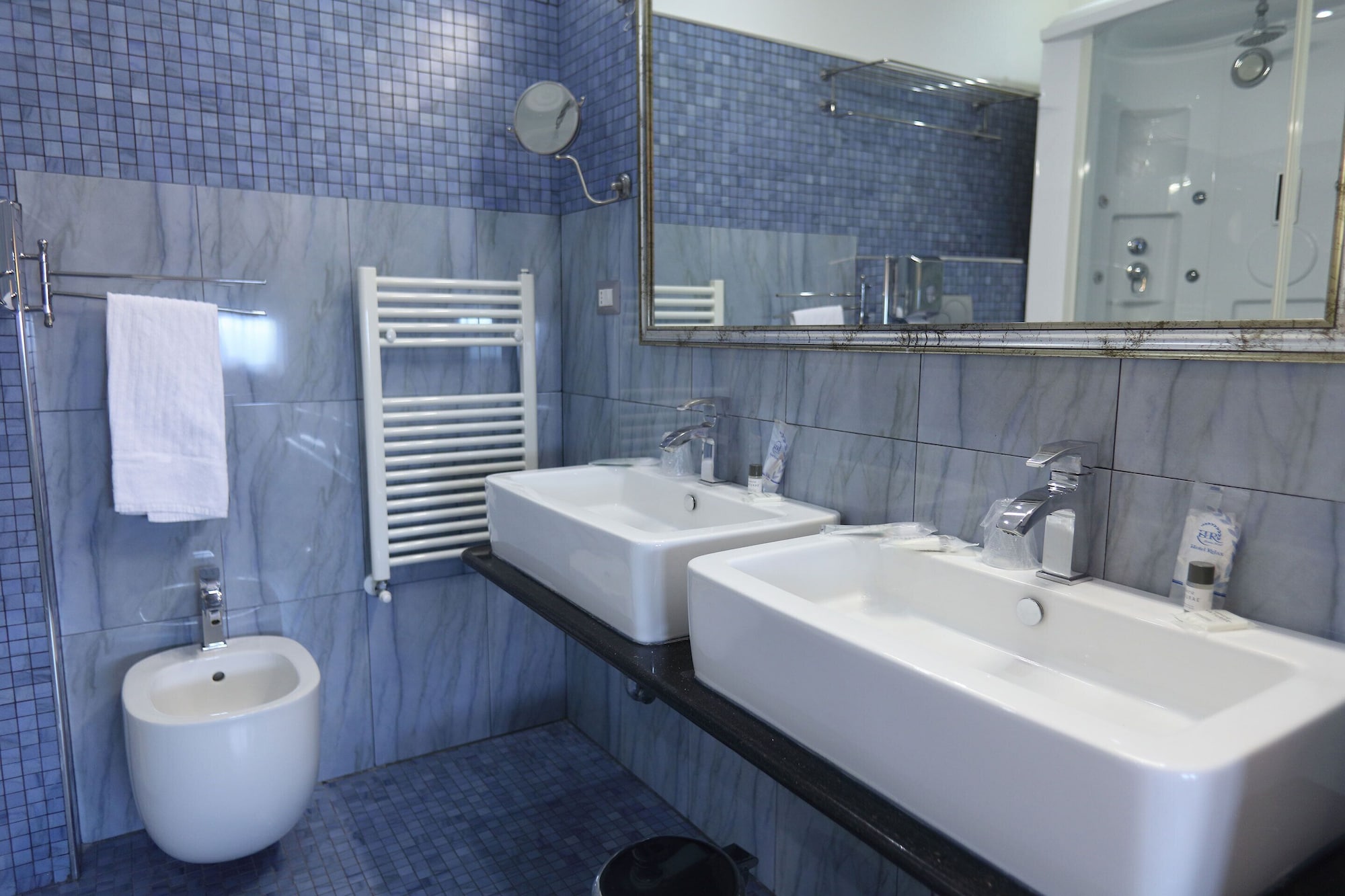 غرفة عائلية رباعية بسرير كينج وسرير فردي مع أريكة، Hotel Relax Roma Nord 2/3