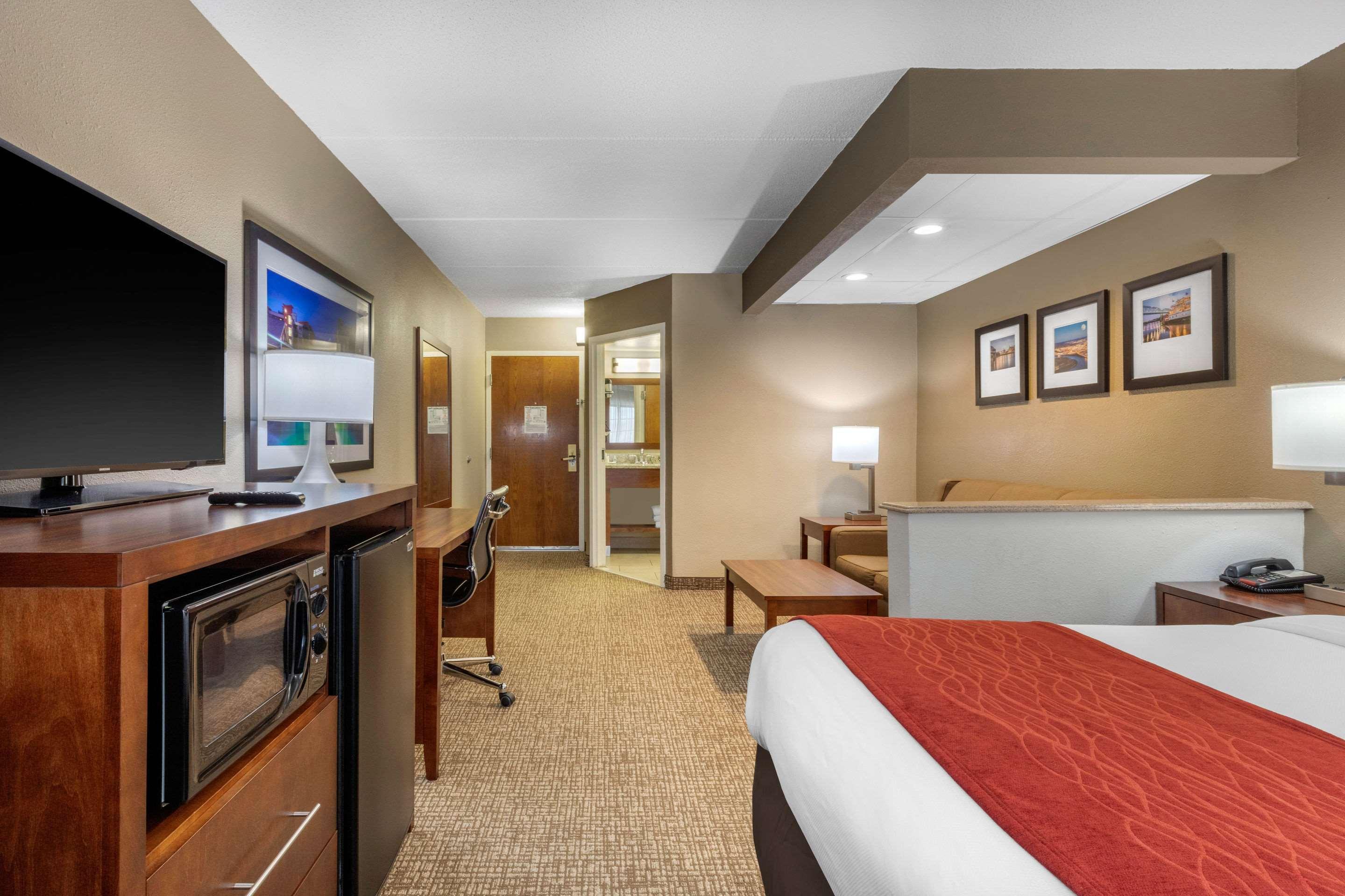 SUITE, KING BED